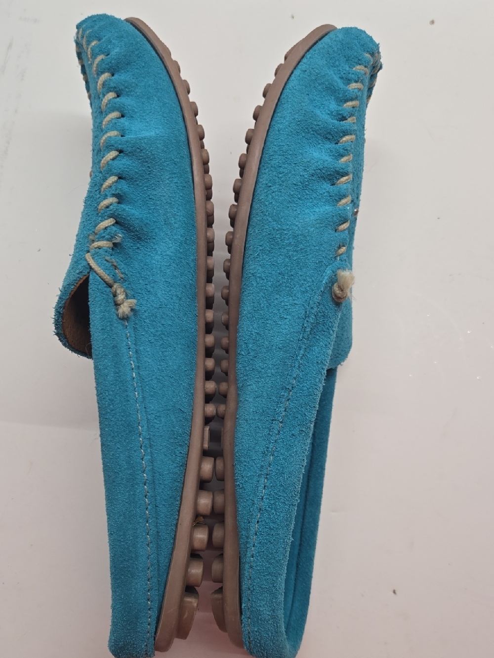 Like New Minnetonka Women’s Turquoise Suede Moccasin Slippers 8.5 - Picture 3 of 5
